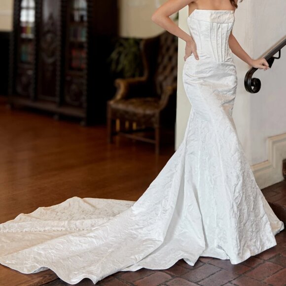 Essense of Australia Wedding Dress D4149 WITH OVERSKIRT - Picture 5 of 7